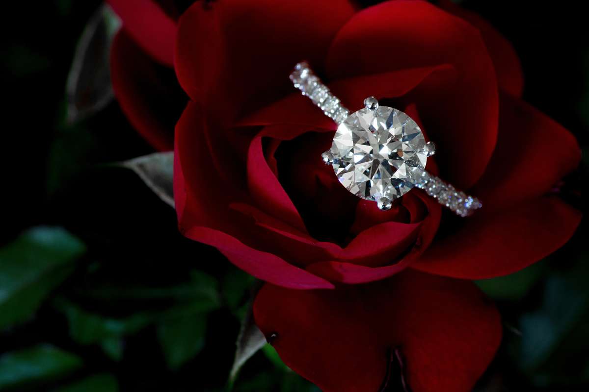 The Best Wedding Bands to Compliment a Solitaire Engagement Ring