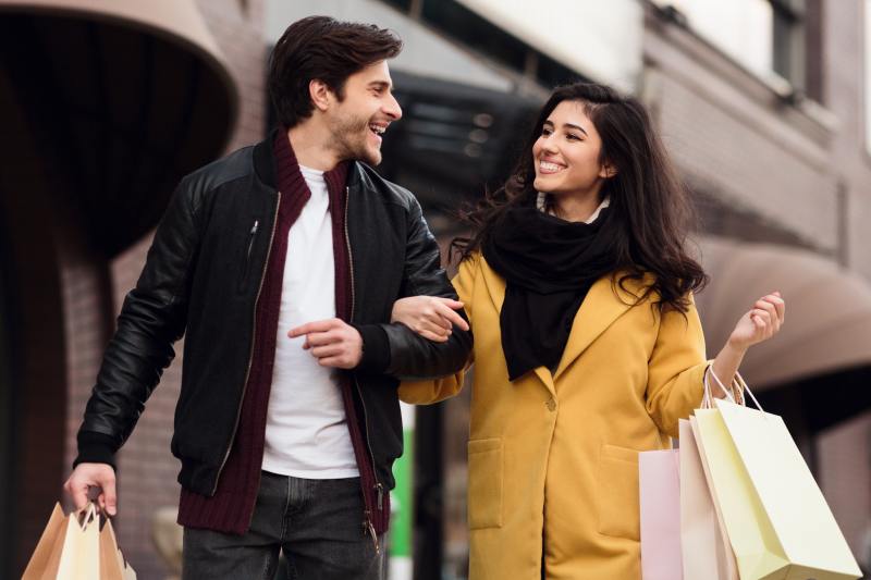 How to Turn Engagement Ring Shopping into a Romantic Date